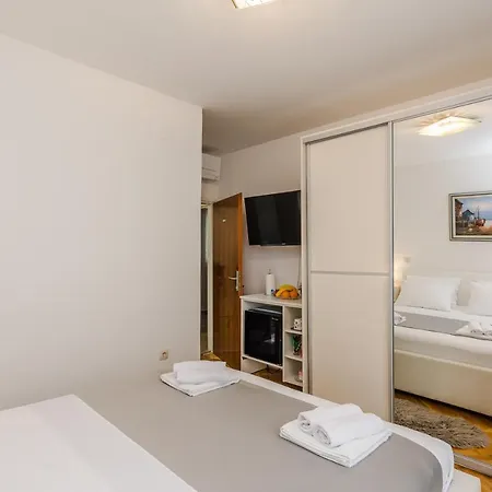 Neva With Private Bathroom Гостевой дом Задар