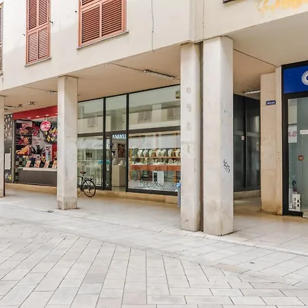 Neva With Private Bathroom 4*