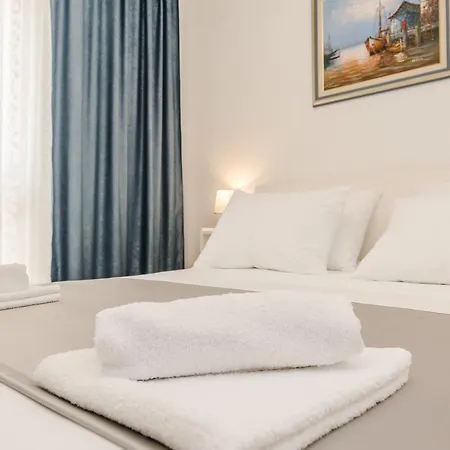 Neva With Private Bathroom 4*