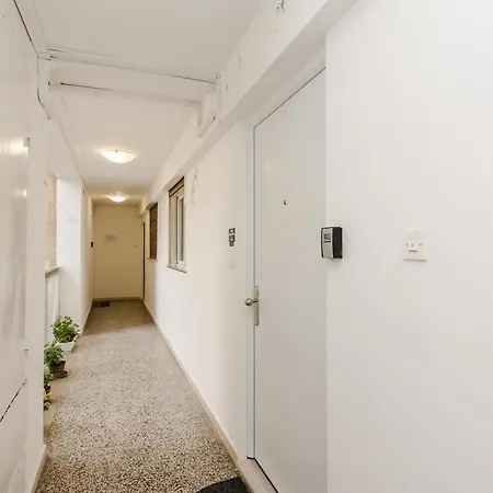 Neva With Private Bathroom 4* Zadar