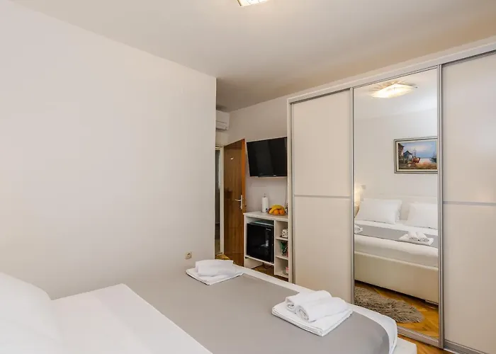 Neva With Private Bathroom Guest house Zadar